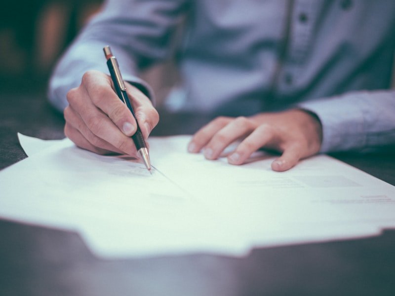 Persona firmando una carta laboral