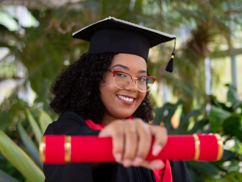 Graduada sosteniendo su título técnico oficial